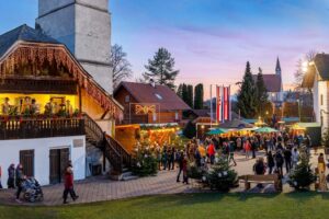 Festive Christmas market in Oberndorf with decorated stalls and lights.