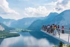 Visitors enjoying the view of Lake Hallstatt and the alpine panorama from the Skywalk.