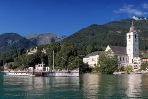 St. Wolfgang seen from the water, with the Schafberg mountain in the background, a highlight of the boat ride during the Private Hallstatt Tour.